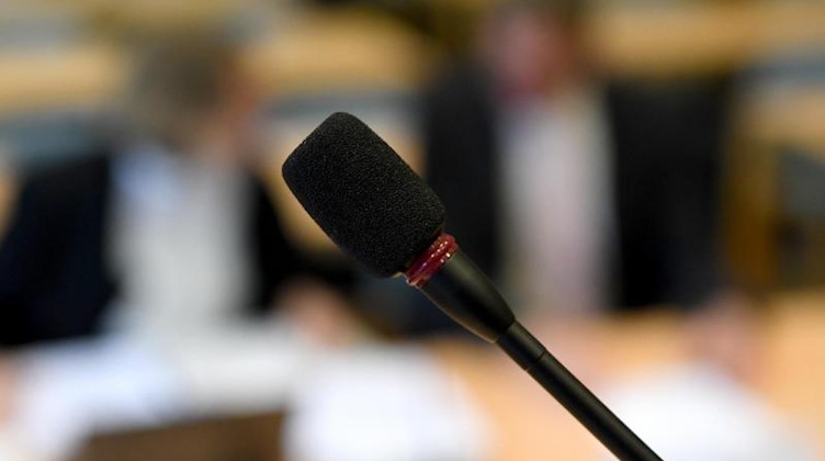 Das Mikrofon für Wortbeiträge steht im Gerichtssaal. Foto: Carsten Rehder/dpa