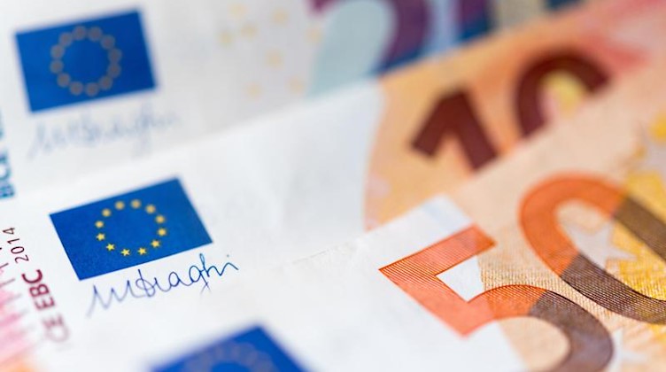 Verschiedene Geldscheine liegen auf einem Tisch. Foto: Monika Skolimowska/zb/dpa/Archivbild