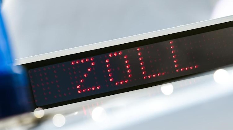 Schriftzug «Zoll» auf der LED-Anzeige auf dem Dach eines Einsatzfahrzeugs des Zolls. Foto: Christophe Gateau/dpa/Archivbild