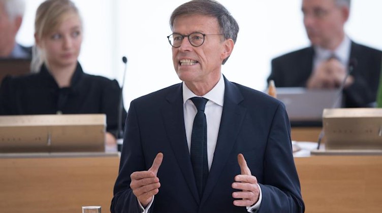 Matthias Rößler spricht im Landtag. F. Foto: Sebastian Kahnert/zb/dpa