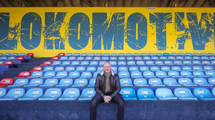 Wolfgang Wolf, Sportdirektor beim Regionalligisten Lok Leipzig, sitzt auf einer Tribüne. Foto: Jan Woitas/zb/dpa/Archivbild