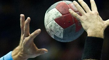 Handbal-Spieler in Aktion. Foto: Jens Wolf/dpa-Zentralbild/dpa/Symbolbild