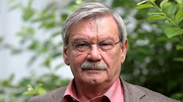 Wolfgang Winkler, Schauspieler, steht vor der Kamera. Foto: Oliver Berg/dpa/Archivbild