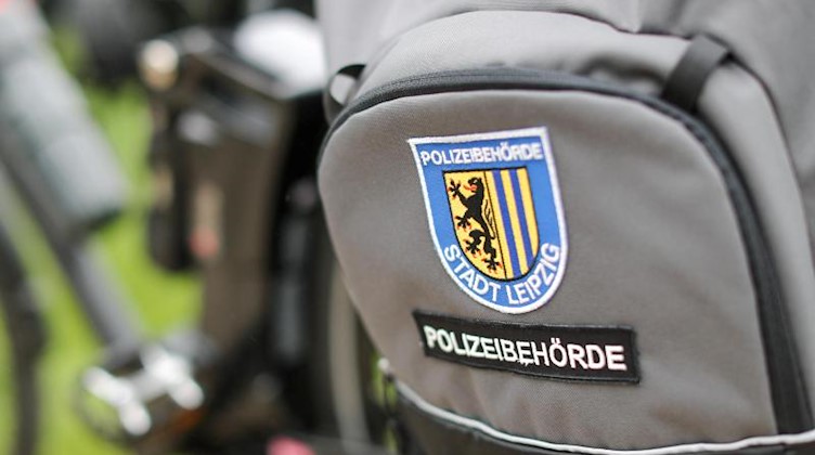 Das Abzeichen der Polizeibehörde Leipzig steht auf einem Rucksack des Ordnungsamts. Foto: Jan Woitas/zb/dpa/Archivbild