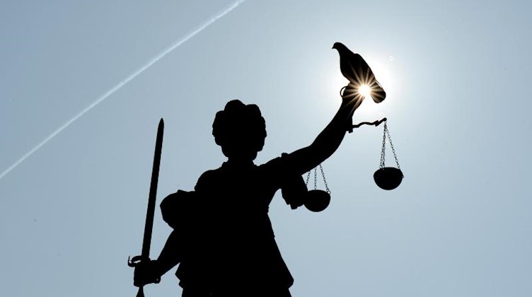 Justitia mit Sonne und Taube. Foto: Arne Dedert/dpa/Symbolbild