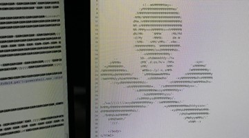 Ein Totenkopf aus Code. Foto: Frank Rumpenhorst/dpa/Symbolbild