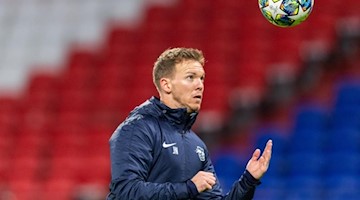 Leipzigs Trainer Julian Nagelsmann spielt während des Abschlusstrainings den Ball. Foto: Robert Michael/dpa-Zentralbild/dpa