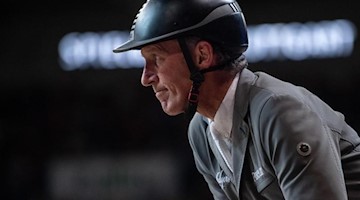 Deutschlands Ludger Beerbaum reitet auf seinem Pferd Cool Feeling. Foto: Sebastian Gollnow/dpa/Archivbild