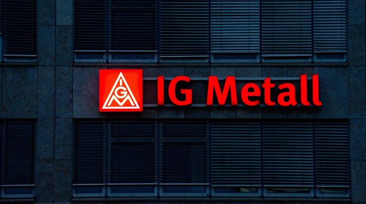 Das beleuchtete IG Metall-Logo ist an der Fassade der IG Metall-Verwaltungsstelle zu sehen. Foto: Marijan Murat/dpa/Archivbild