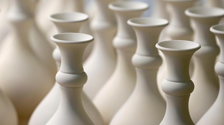 Vasen aus Meißner Porzellan stehen in der Ofenhalle der Staatlichen Porzellan-Manufaktur Meissen. Foto: Sebastian Kahnert/zb/dpa