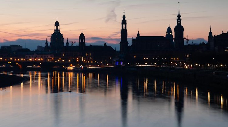 Die historische Altstadtkulisse Dresdens ist am Morgen in der Dämmerung als Silhouette zu sehen. Foto: Robert Michael/dpa-Zentralbild/dpa/Archivbild
