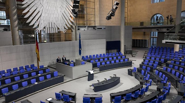 Der leere Bundestag vor einer Sitzung ist zu sehen. Foto: Fabian Sommer/dpa