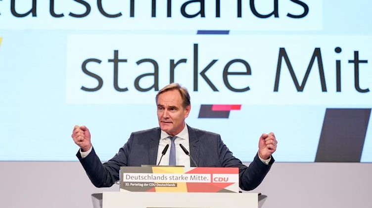Burkhard Jung (SPD), Oberbürgermeister von Leipzig, spricht beim CDU-Bundesparteitag. Foto: Kay Nietfeld/dpa