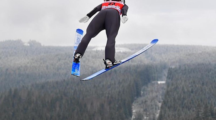Juliane Seyfarth aus Deutschland springt von der Schanze. Foto: Hendrik Schmidt/dpa-Zentralbild/dpa
