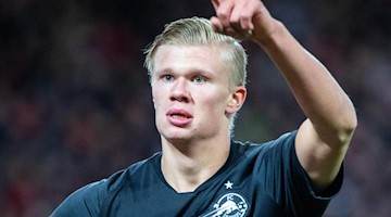Erling Haaland vom RB Salzburg feiert sein Tor zum 3:3. Foto: Georg Hochmuth/APA/dpa/Archivbild