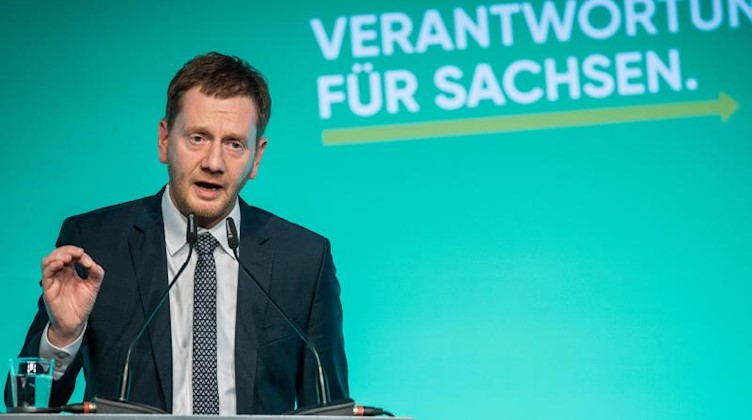Sachsens Ministerpräsident Michael Kretschmer (CDU) spricht zu den Parteimitgliedern. Foto: Oliver Killig/dpa-Zentralbild/dpa