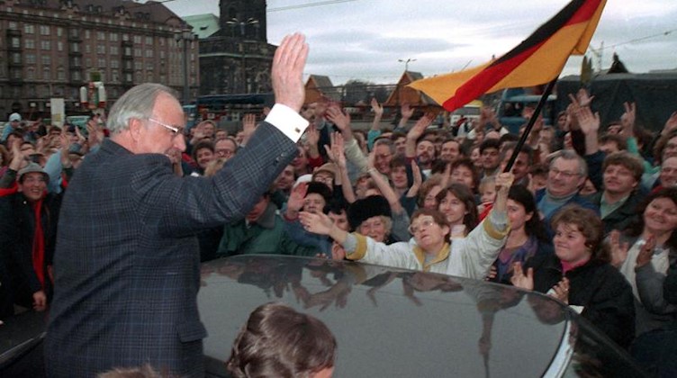 Helmut Kohl während seiner Rede vor der Dresdner Frauenkirche. Foto: Wolfgang Kumm/dpa/Archivbild