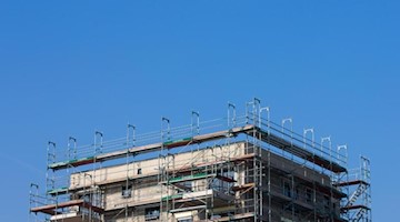 Ein Baugerüst an einem Neubau ist zu sehen. Foto: Rolf Vennenbernd/dpa/Archivbild