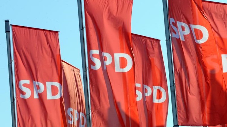 Fahnen der SPD wehen beim Landesparteitag der SPD. Foto: Patrick Seeger/Archiv