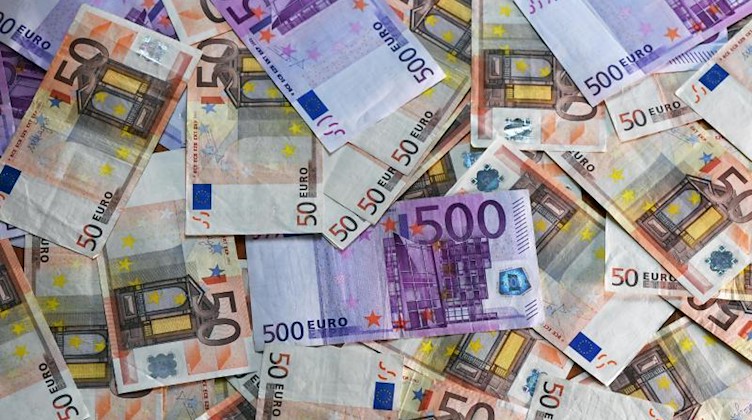 Euro-Banknoten liegen ausgebreitet auf einem Tisch. Foto: Jens Kalaene/dpa-Zentralbild/dpa/Archivbild