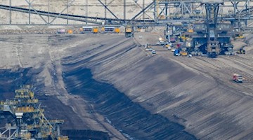 Blick auf die Förderbrücke F60 im Braunkohletagebau Jänschwalde der Lausitz Energie Bergbau AG (LEAG). Foto: Patrick Pleul/zb/dpa/Archivbild
