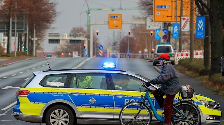 Ein Streifenwagen der Polizei sperrt nach dem ersten Bombenfund in Leipzig Anfang Dezember die Straße. Foto: Jan Woitas/dpa-Zentralbild/dpa