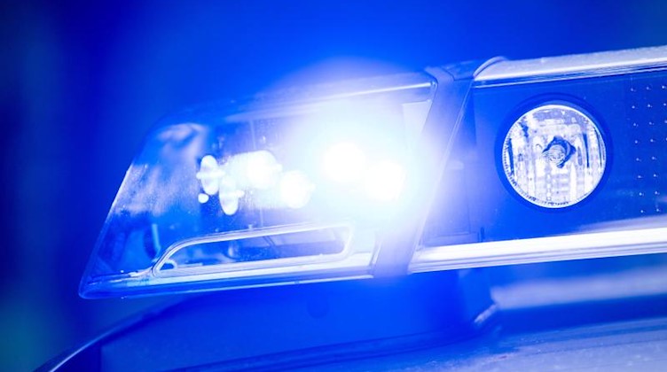 Ein Blaulicht leuchtet an einer Polizeistreife. Foto: Lino Mirgeler/dpa/Symbolbild