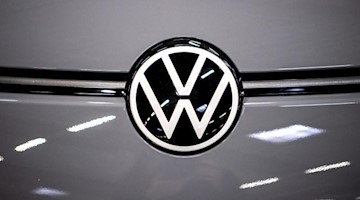 Das Logo von VW steckt am Elektroauto ID.3. Foto: Sina Schuldt/Archiv