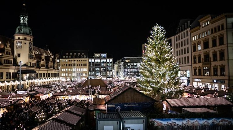 Besucher kommen zur Eröffnung des Leipziger Weihnachtsmarktes 2019. Foto: Alexander Prautzsch/dpa/Archivbild