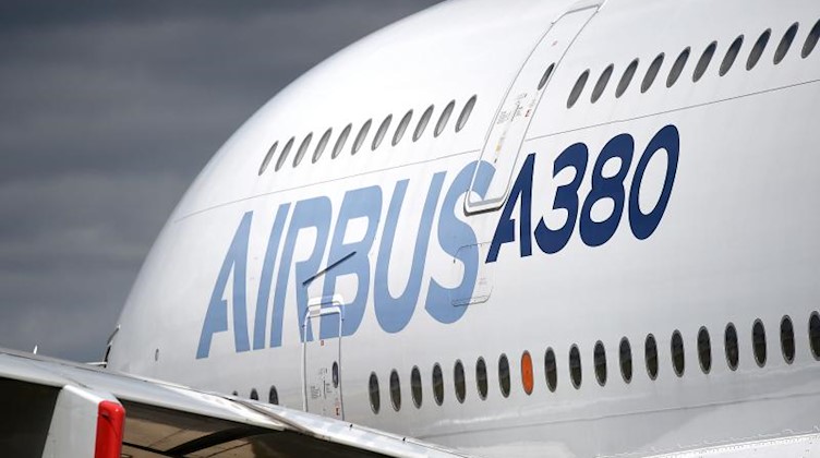 Ein Airbus A380 des europäischen Flugzeugherstellers Airbus ist zu sehen. Foto: Andrew Matthews/PA Wire/dpa/Archiv