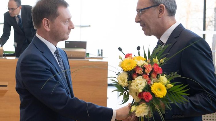 Jörg Urban gratuliert Ministerpräsident Michael Kretschmer nach dessen Vereidigung. Foto: Sebastian Kahnert/dpa-Zentralbild/dpa