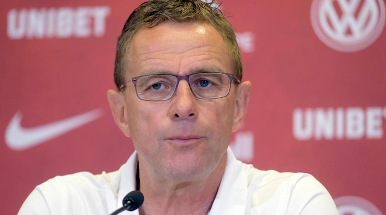 Ralf Rangnick bei einer Pressekonferenz. Foto: Sebastian Willnow/zb/dpa/Archiv