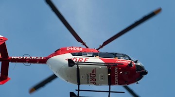 Der Rettungshubschrauber fliegt über einen Flugplatz. Foto: Stefan Sauer/zb/dpa/Archiv