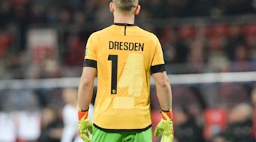 Torwart Kevin Broll von Dresden beobachtet das Spiel. Foto: Timm Schamberger/dpa
