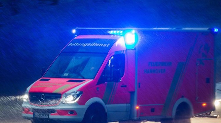 Ein Krankenwagen fährt mit Blaulicht. Foto: Silas Stein/dpa/Archivbild