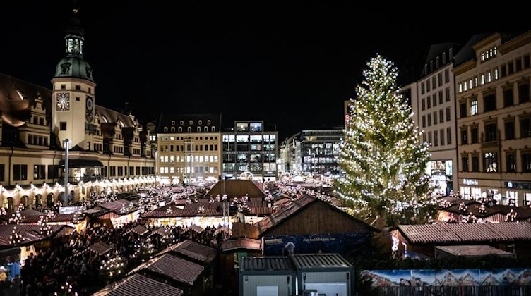 Besucher kommen zum Leipziger Weihnachtsmarkt. Foto: Alexander Prautzsch/dpa