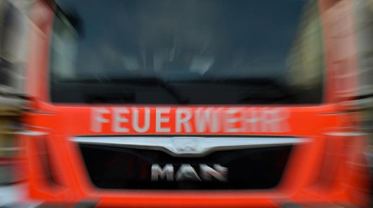 Ein Feuerwehrauto ist im Einsatz. Foto: Britta Pedersen/dpa/Symbolbild