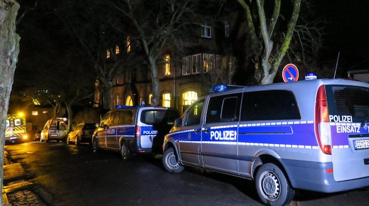 Fahrzeuge von Polizei und Rettungsdienst stehen vor dem Pfarramt der St. Nikolai-Kirchgemeinde. Foto: Niko Mutschmann/dpa