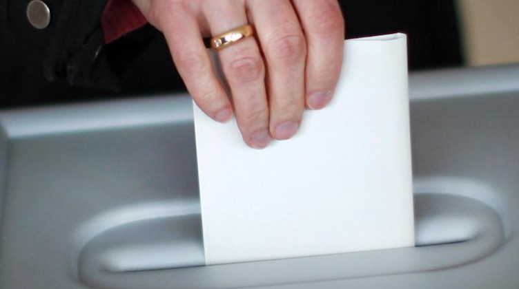 Eine Person wirft in einem Wahllokal den Stimmzettel in eine Wahlurne. Foto: Fredrik von Erichsen/dpa/Archivbild