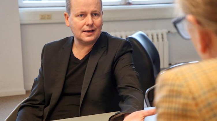 Klaus Lederer (Linke), Kultursenator, während eines dpa-Interviews in seinem Büro. Foto: Wolfgang Kumm/dpa