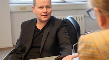 Klaus Lederer (Linke), Kultursenator, während eines dpa-Interviews in seinem Büro. Foto: Wolfgang Kumm/dpa
