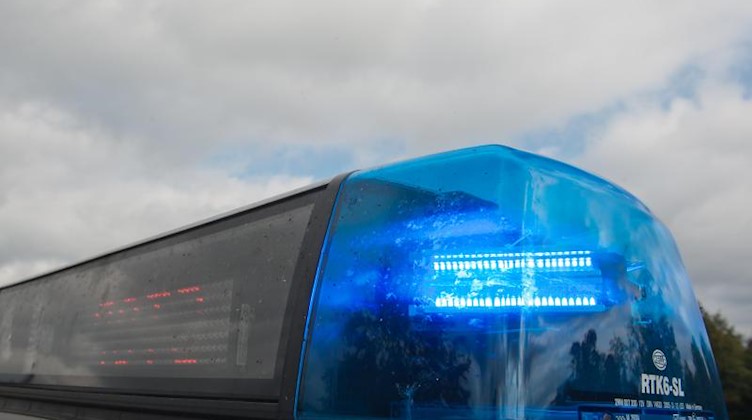 Ein Blaulicht leuchtet auf einem Polizeifahrzeug. Foto: Armin Weigel/dpa/Archivbild