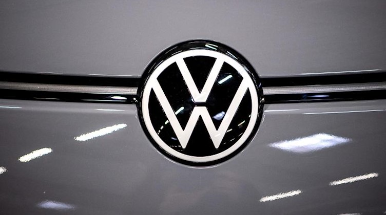 Das VW-Logo am Elektroauto. Foto: Sina Schuldt/dpa/Archiv