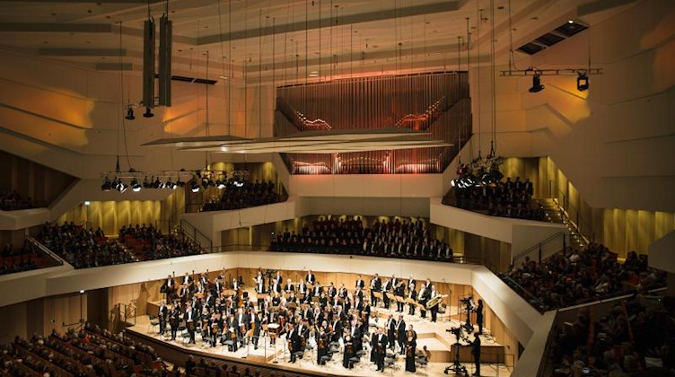 Musiker der Dresdner Philharmonie auf der Bühne des Kulturpalastes. Foto: Oliver Killig/zb/dpa/Archivbild
