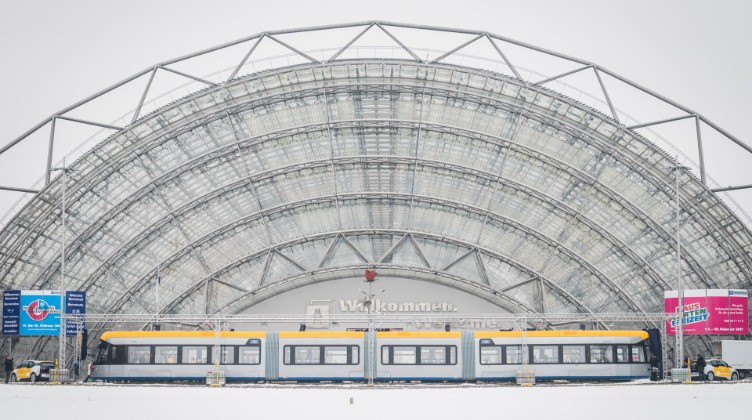 Die XL, unsere neue Leipziger Straßenbahn vor der Glashalle der Leipziger Messe / Leipziger Verkehrsbetriebe