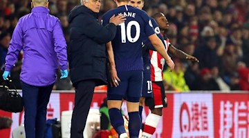 Jose Mourinho (M), Tottenham Trainer, klopft dem verletzten Harry Kane (r) auf den Rücken. Foto: Mark Kerton/PA Wire/dpa