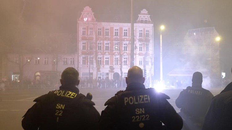 Polizisten stehen an einer Kreuzung im Stadtteil Connewitz. Foto: Sebastian Willnow/dpa-Zentralbild/dpa