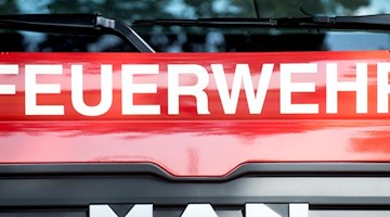 Ein Fahrzeug der Feuerwehr steht am Straßenrand. Foto: Hauke-Christian Dittrich/dpa/Archivbild