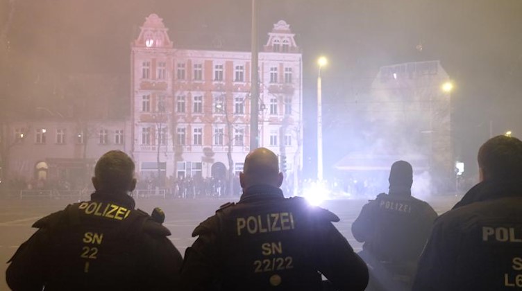 Polizisten stehen an einer Kreuzung im Stadtteil Connewitz. Foto: Sebastian Willnow/dpa-Zentralbild/dpa/Archivbild