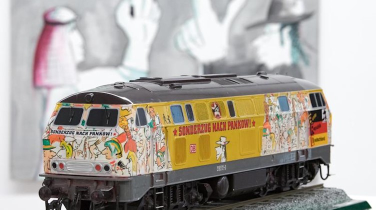 Eine mit Motiven von Udo Lindenberg gestaltete Modell-Lokomotive steht in einer Ausstellung. Foto: Hendrik Schmidt/zb/dpa/Archivbild